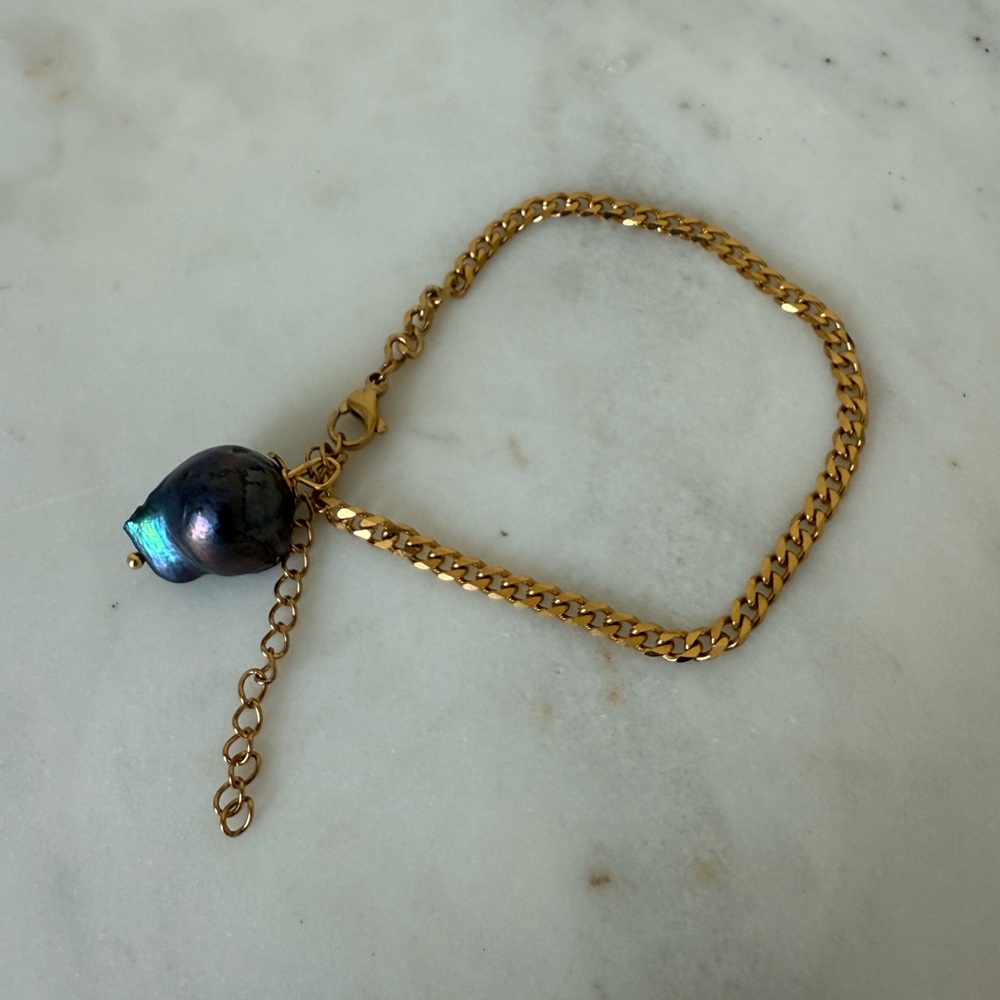 Gold Chain Bracelet with Black Pearl